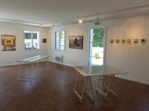 Visite de l'exposition dans la galerie L'Art Récréation à Saint-Jacut-de-la-Mer(c) APM