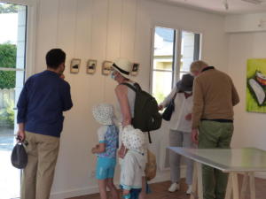 Visite de l'exposition dans la galerie L'Art Récréation à Saint-Jacut-de-la-Mer(c) APM