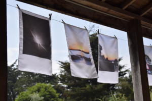 Exposition "Peut-on suspendre une ombre" dans les jardin de l'abbaye de Sqaint-Jacut - Mathilde Geldhof et Alexandre Luu