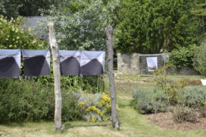 Exposition "Peut-on suspendre une ombre" dans les jardin de l'abbaye de Sqaint-Jacut - Mathilde Geldhof et Alexandre Luu