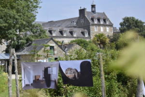 Exposition "Peut-on suspendre une ombre" dans les jardin de l'abbaye de Sqaint-Jacut - Mathilde Geldhof et Alexandre Luu