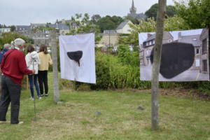 Exposition "Peut-on suspendre une ombre" dans les jardin de l'abbaye de Sqaint-Jacut - Mathilde Geldhof et Alexandre Luu