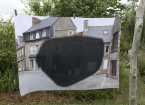 Mathilde Geldhof, Le Résidant - Le Bourg - 2021, 100 cm x 138 cm, impression sur tissu