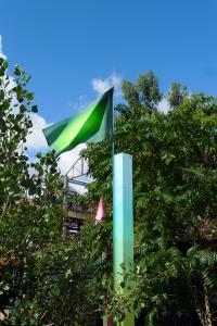 NO MAN'S LANDle terrain, les poteaux et la peintureinstallation in situ, peinture sur poteaux et sur drapeaux, Jardin C., Nantes, 2017commissariat MBDTCurators