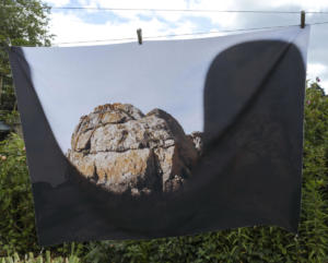 Mathilde Geldhof,  Le Résidant - La Grande Roche - 2021, 100 cm x 133 cm, impression sur tissu