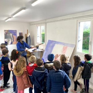 Visite de l'atelier de Cléo Garcia Leroy avec les élèves de l'école primaire de Saint-Jacut